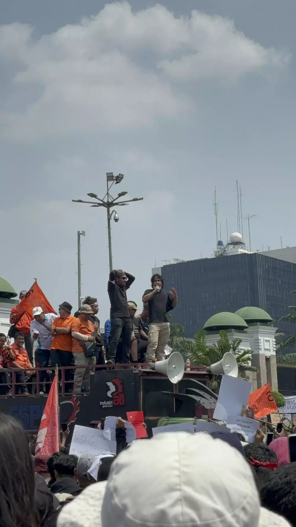 Hal yang dilakukan ketika ditangkap polisi saat demo © 2024 X