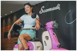 [KUIS] Pilihan aksesori ini ungkap style selebriti siapa yang bisa jadi inspirasi saat naik motor