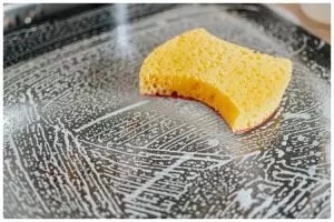 Cara jitu bersihkan spons cuci piring, jadi steril dan awet cukup tambahkan 2 bahan dapur ini