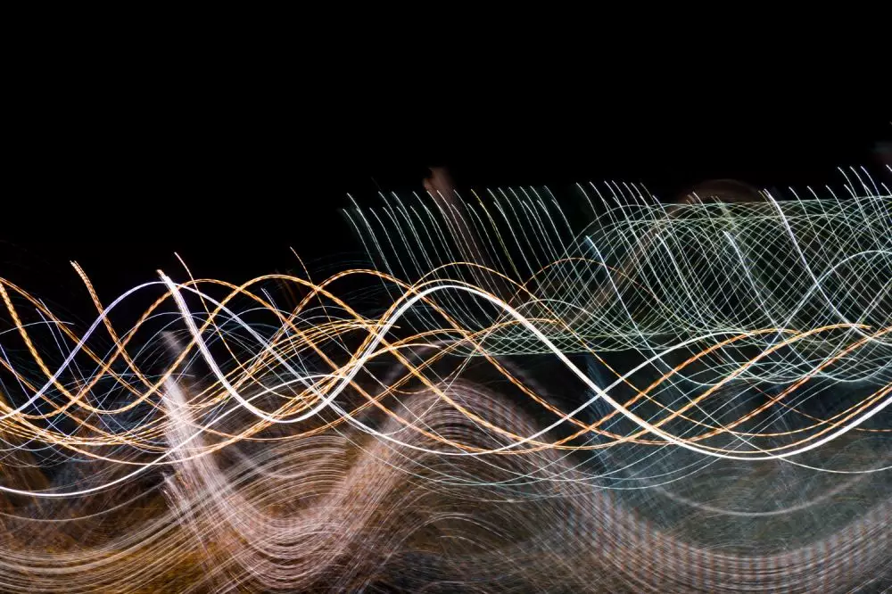 Perbedaan gelombang transversal dan gelombang longitudinal © 2024 freepik.com Perbedaan gelombang transversal dan gelombang longitudinal © 2024 freepik.com