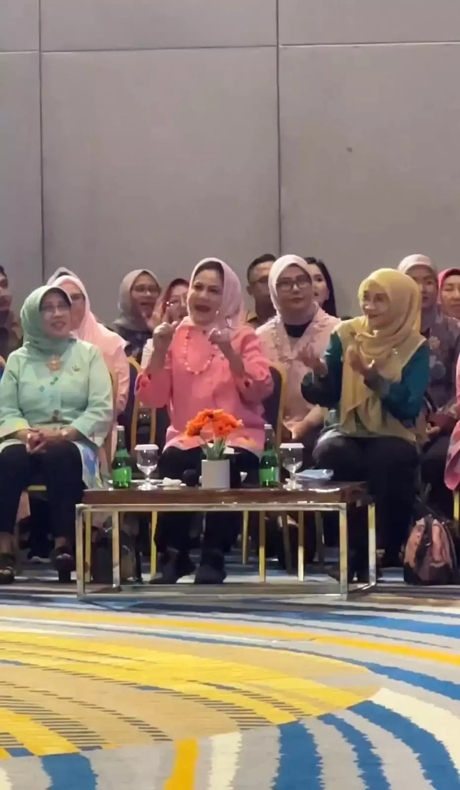 Iriana joget di Makassar saat ramai protes berbagai sumber Iriana joget di Makassar saat ramai protes berbagai sumber