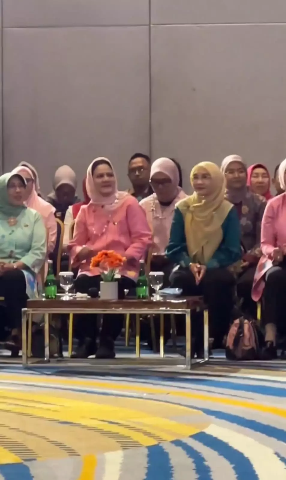 Iriana joget di Makassar saat ramai protes berbagai sumber Iriana joget di Makassar saat ramai protes berbagai sumber