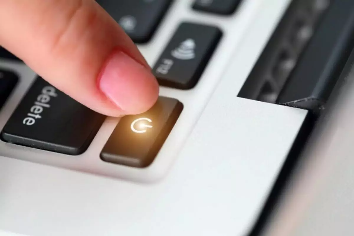 Cara mematikan laptop dengan benar agar performa tetap ngebut dan baterai lebih awet