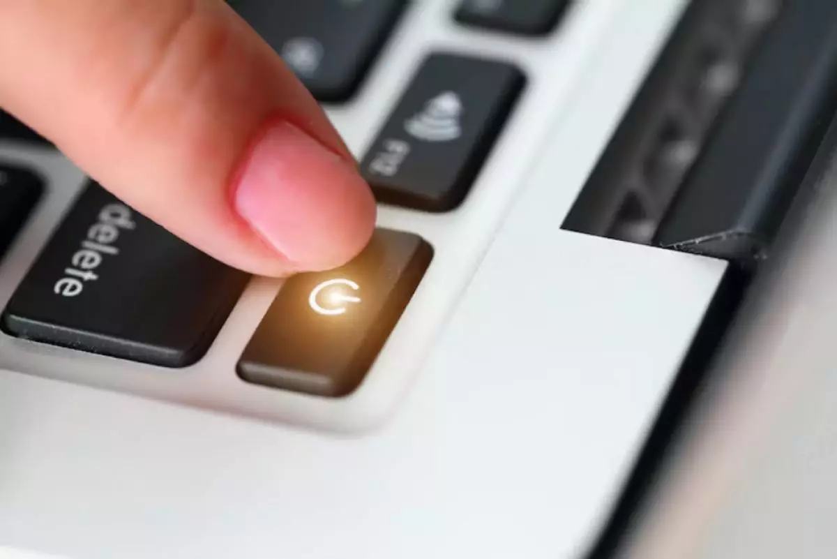 Cara restart atau mematikan MacBook secara paksa menggunakan pintasan keyboard saat error dan hang