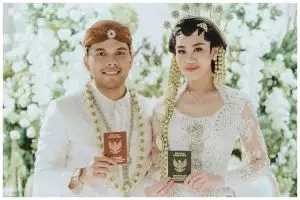 [KUIS] Hiasan kepala ini ungkap sanggul apa yang bagus untuk nikahan adat Jawa ala seleb