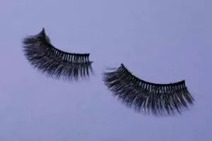 Tak cuma untuk pasang eyelash, ini fungsi lain lem bulu mata untuk mempermudah proses makeup