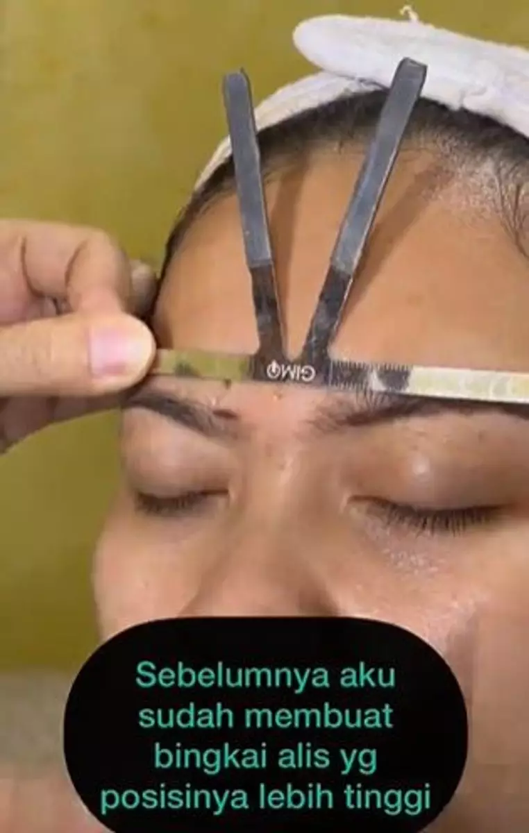 MUA bagikan cara atasi alis tinggi sebelah pakai teknik khusus TikTok MUA bagikan cara atasi alis tinggi sebelah pakai teknik khusus TikTok