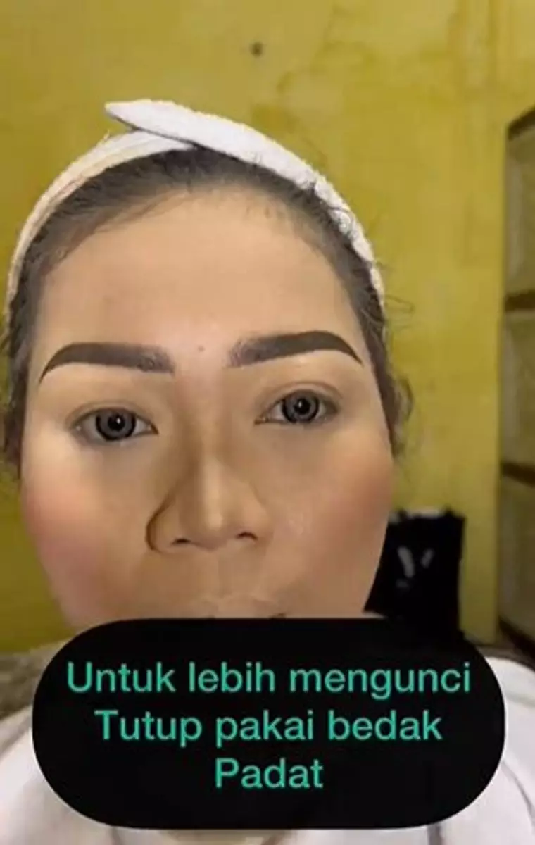 MUA bagikan cara atasi alis tinggi sebelah pakai teknik khusus TikTok MUA bagikan cara atasi alis tinggi sebelah pakai teknik khusus TikTok