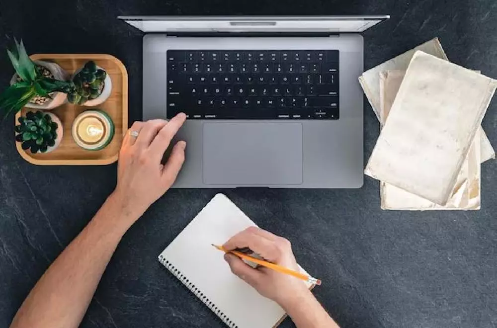 Contoh kalimat persuasif  freepik.com