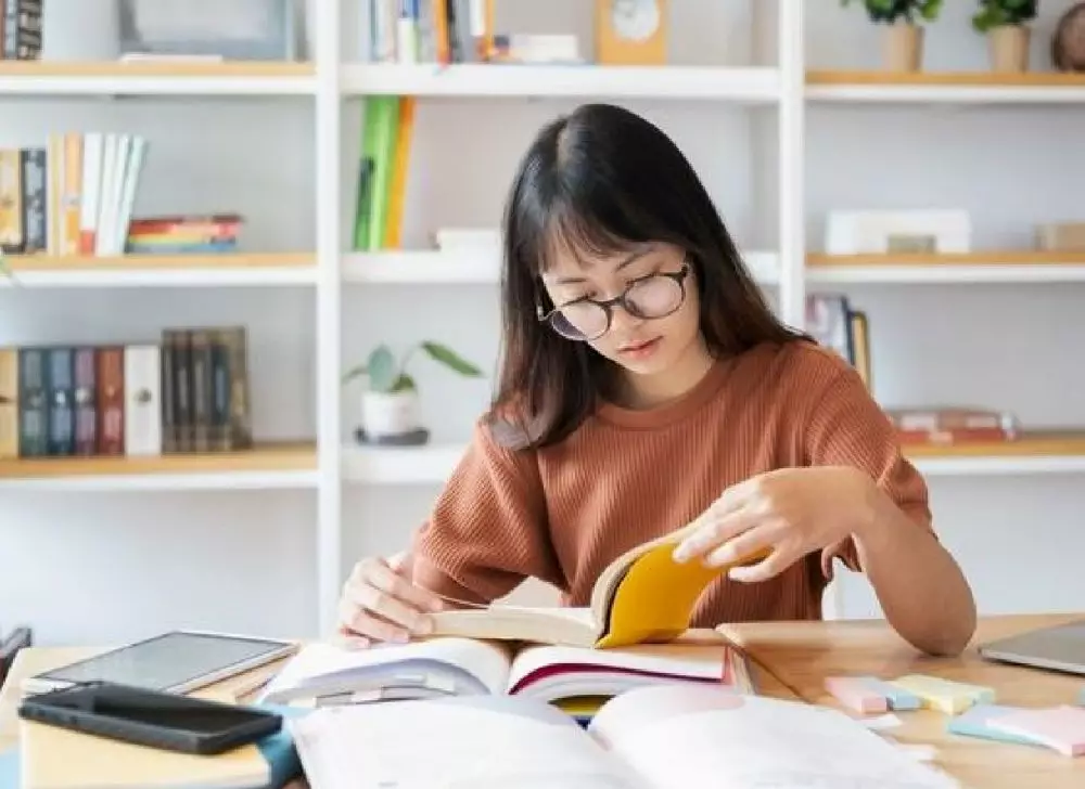 Contoh kalimat objektif dan subjektif freepik.com