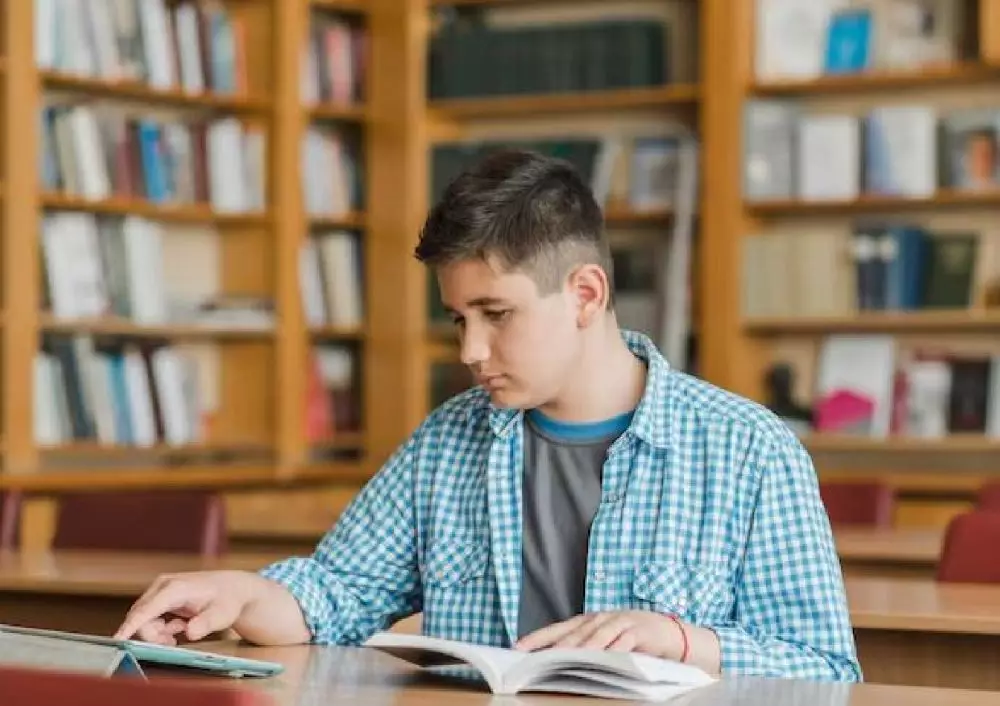 Contoh kalimat objektif dan subjektif freepik.com