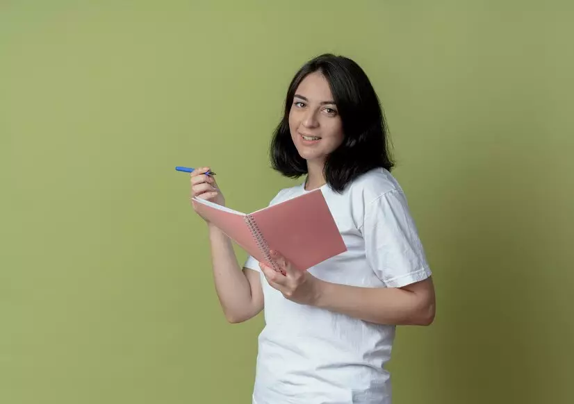 Contoh kalimat degree of comparison © 2024 freepik.com