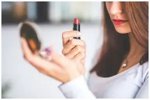 [KUIS] Aplikator perona bibir yang biasa kamu pakai ini ungkap teknik memakai lipstik yang ciamik