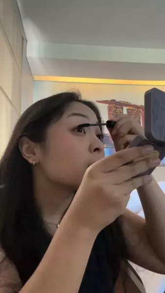 Tutorial makeup sat set Bernadya ini cuma andalkan skintint Instagram Tutorial makeup sat set Bernadya ini cuma andalkan skintint Instagram