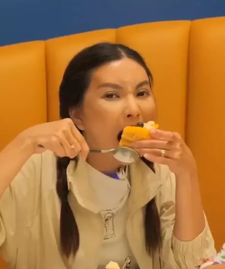 Respons Sarwendah terkait cara makannya usai operasi plastik yang tuai komentar negatif © 2024 TikTok