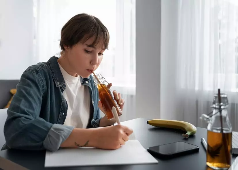 Contoh kalimat simple past tense positif negatif dan tanya bahasa Inggris © 2024 freepik.com