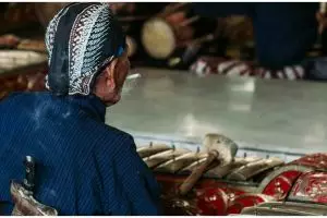 20 Contoh teks anekdot bahasa Jawa lucu dan menggelitik lengkap dengan artinya, bikin hari penuh tawa