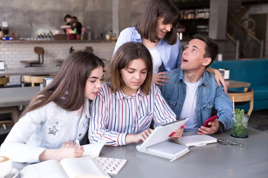 Contoh soal ANBK SMP literasi © 2024 freepik.com