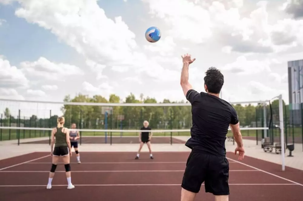 gerak dasar permainan bola voli © 2024 berbagai sumber