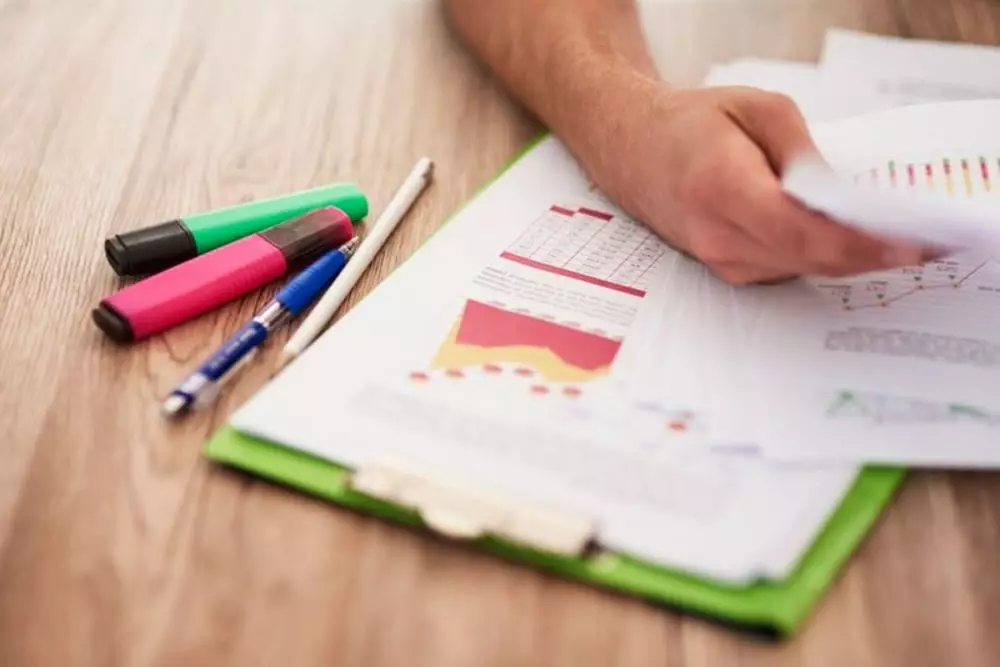 contoh teks laporan kelas 9 © 2024 Freepik.com