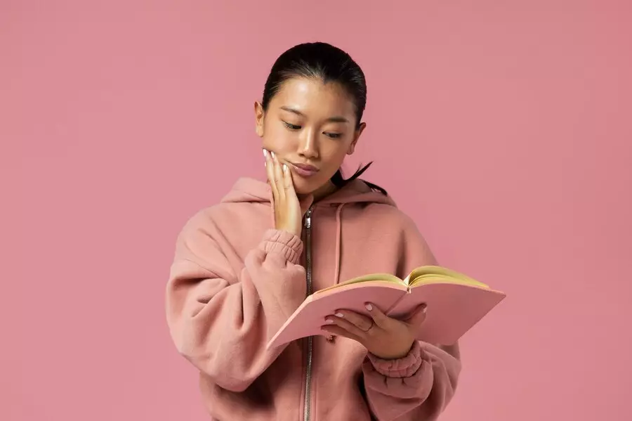 Contoh kalimat subjektif © 2024 freepik.com