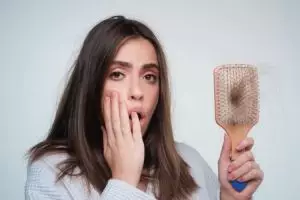 Tanpa beli tonic mahal, trik bikin hair mist atasi rambut rontok ini cuma andalkan 2 bahan alami