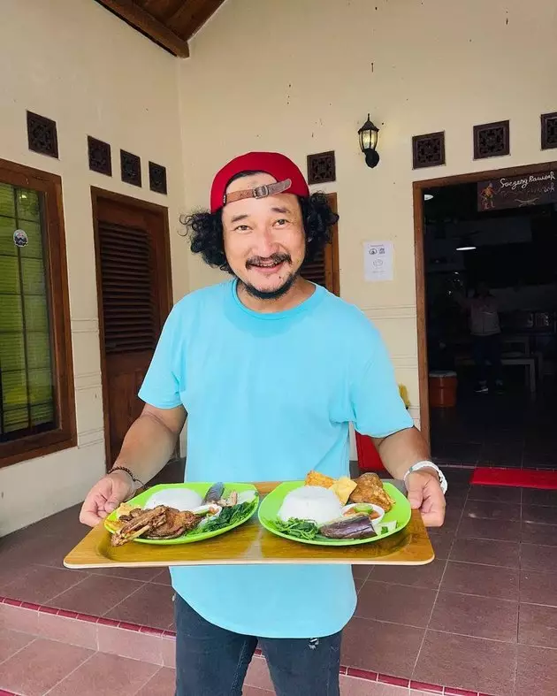 komedian jadi pedagang makanan © berbagai sumber komedian jadi pedagang makanan © berbagai sumber