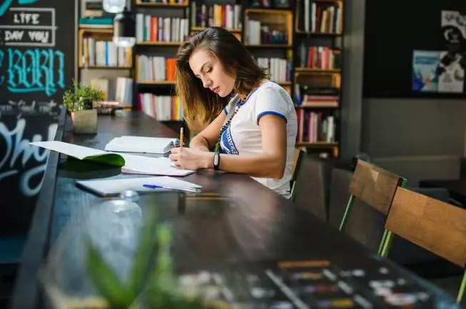 50 Contoh kalimat konjungsi antarkalimat © 2024 brilio.net 50 Contoh kalimat konjungsi antarkalimat © 2024 brilio.net