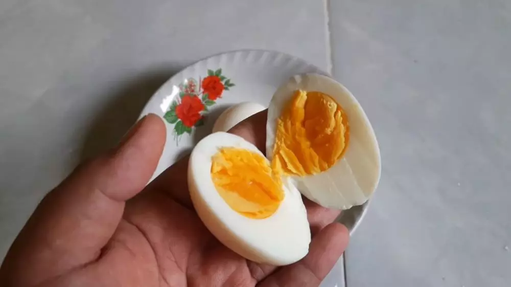 How to boil eggs without additional ingredients so they are not