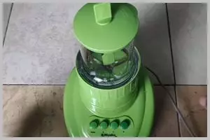 Tak perlu cangkang telur, begini cara asah pisau blender agar tajam dengan 1 bahan dapur