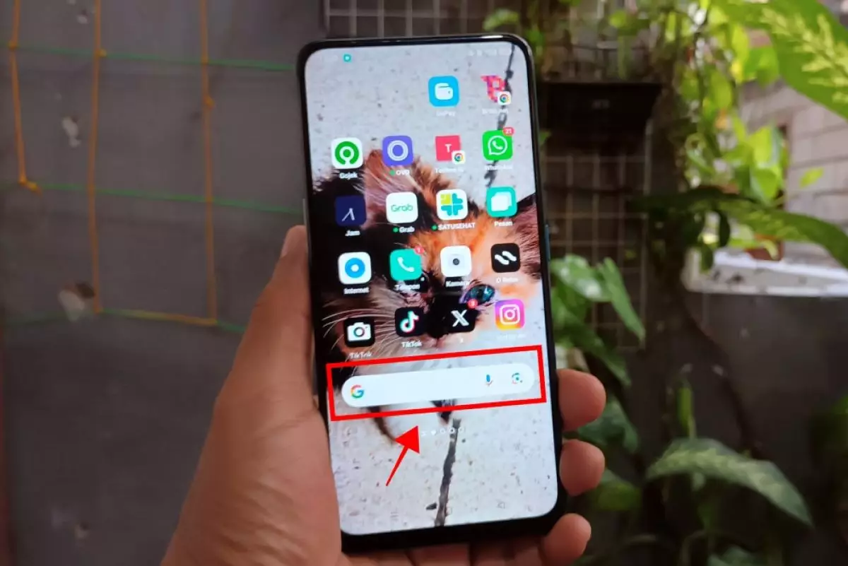 Cara menambahkan atau menghapus bilah pencarian Google dari layar beranda ponsel cerdas Android