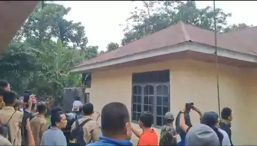 penangkapan tersangka gadis penjual gorengan © X penangkapan tersangka gadis penjual gorengan © X