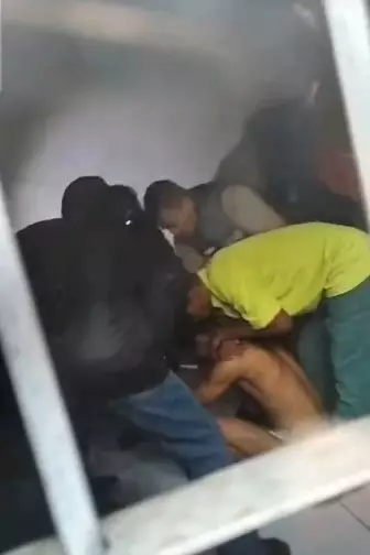 penangkapan tersangka gadis penjual gorengan © X penangkapan tersangka gadis penjual gorengan © X