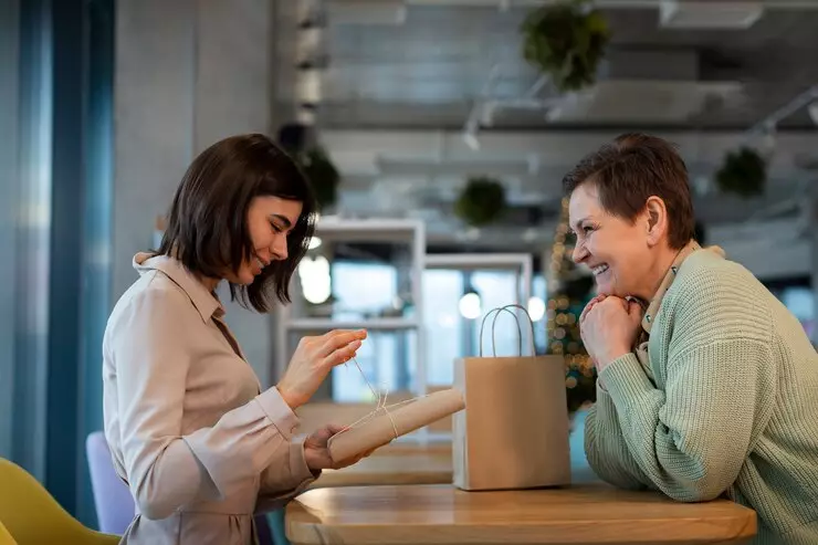 Contoh kalimat tidak padu freepik.com