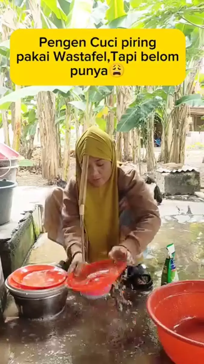 This woman's way of washing dishes doesn't make you sore even without a