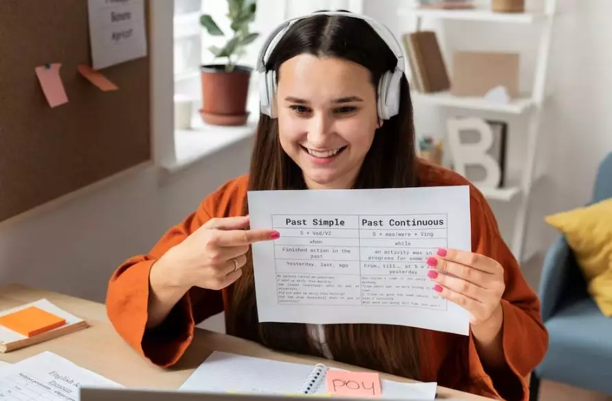 60 Contoh kalimat present continuous tense © 2024 brilio.net 60 Contoh kalimat present continuous tense © 2024 brilio.net