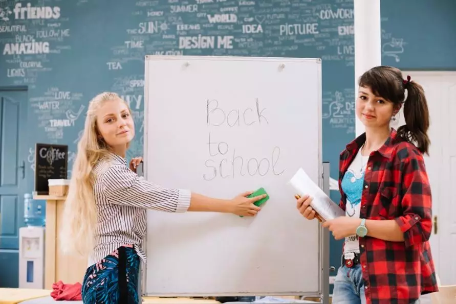 60 Contoh kalimat present continuous tense © 2024 brilio.net 60 Contoh kalimat present continuous tense © 2024 brilio.net