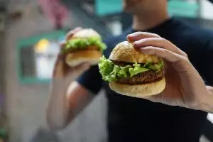 [KUIS] Caramu makan burger ungkap seberapa tangguh kamu menjalani hari-hari sibuk