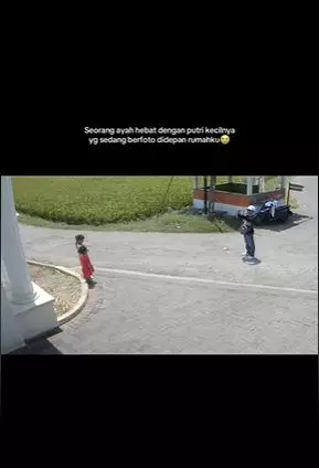 Foto di depan rumah mewah TikTok/@angeltacik_official Foto di depan rumah mewah TikTok/@angeltacik_official