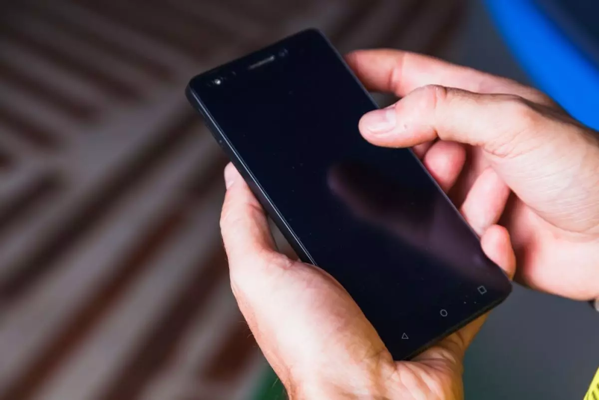 Penyebab layar iPhone terus meredup saat fitur kecerahan otomatis mati, begini cara memperbaikinya