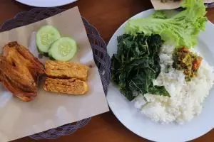 Urutan makan yang tepat: Sayur, nasi, atau lauk dulu?