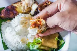 Tradisi kuno menyehatkan yang nyaris terlupakan, simak 9 manfaat makan langsung dengan tangan