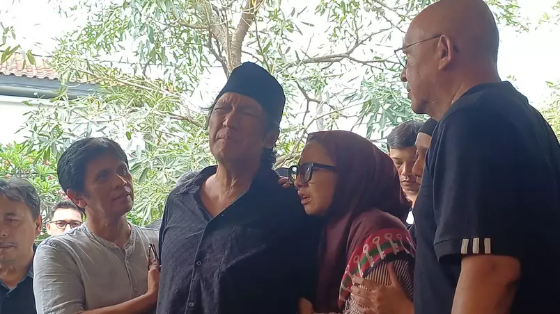 Tangis Ikang Fauzi pecah saat antar istri ke pemakaman berbagai sumber