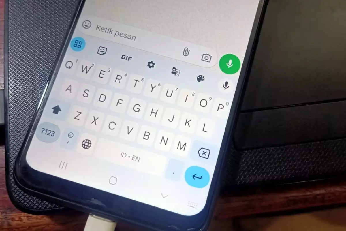 Cara mempercepat pengetikan dengan kamus pribadi di Gboard
