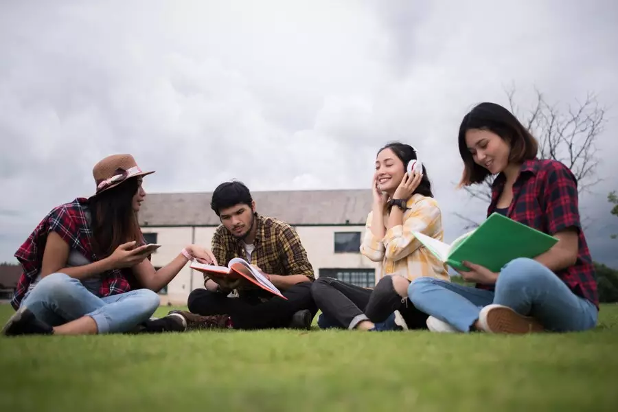 Contoh kalimat offering help dan responnya © 2024 freepik.com