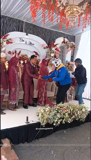 kurir antar paket ke nikahan berbagai sumber kurir antar paket ke nikahan berbagai sumber