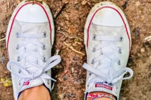 5 Cara alami memutihkan sepatu kuning dengan cepat