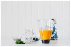 Trik gampang hilangkan bau tidak sedap di blender material kaca, cukup pakai 1 sampah dapur