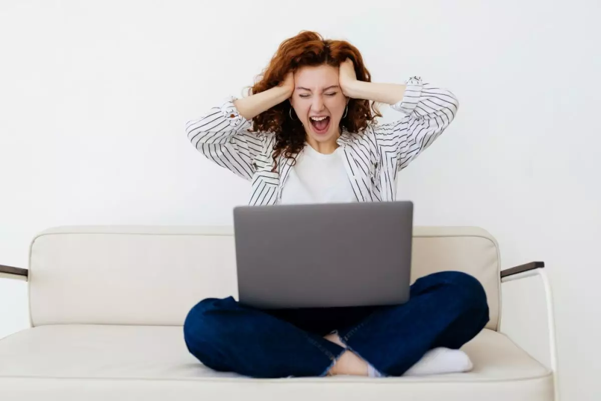 Cara memulai ulang paksa MacBook yang nge-freeze atau tidak responsif