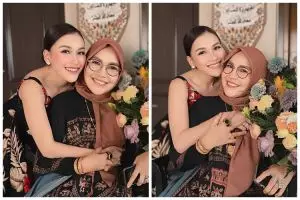 Umi Kalsum ibu Ayu Ting Ting rayakan ulang tahun ke-52 di pantai, penampakan kuenya elegan dan mewah